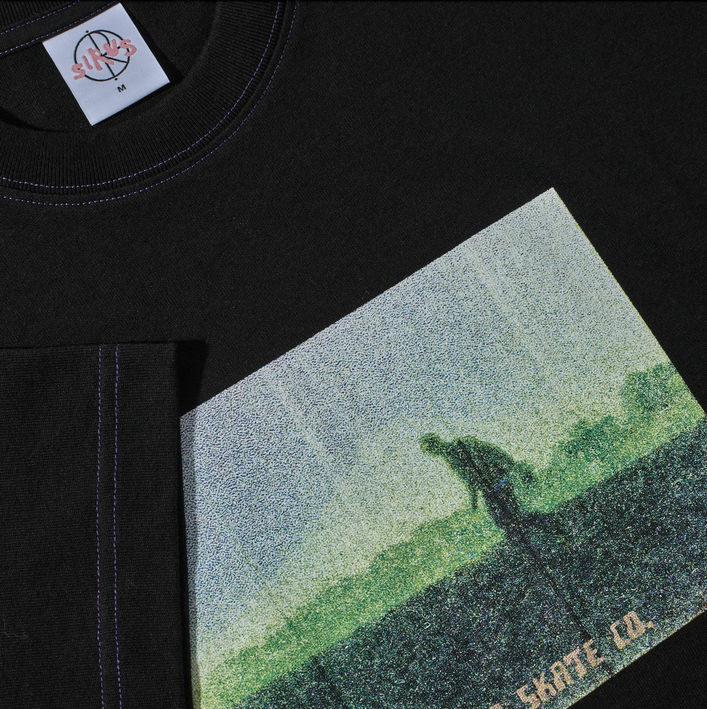 Contrast Tee | Beach Walk - Black/Purple - Image 3